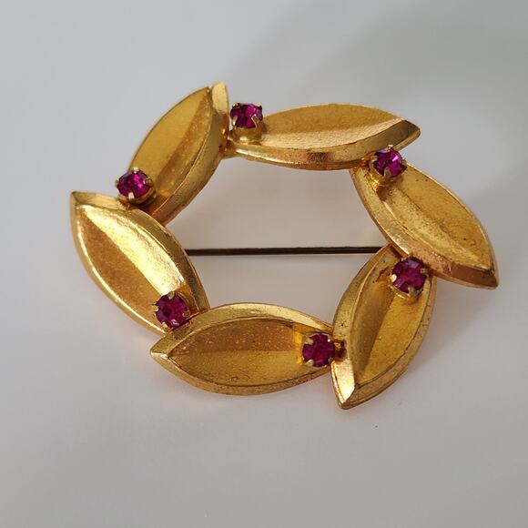 Vintage gold tone red stone wreath leaf pin brooch‎ - Picture 1 of 4